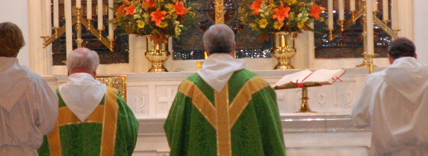 picture of priest at alter celebrating mass